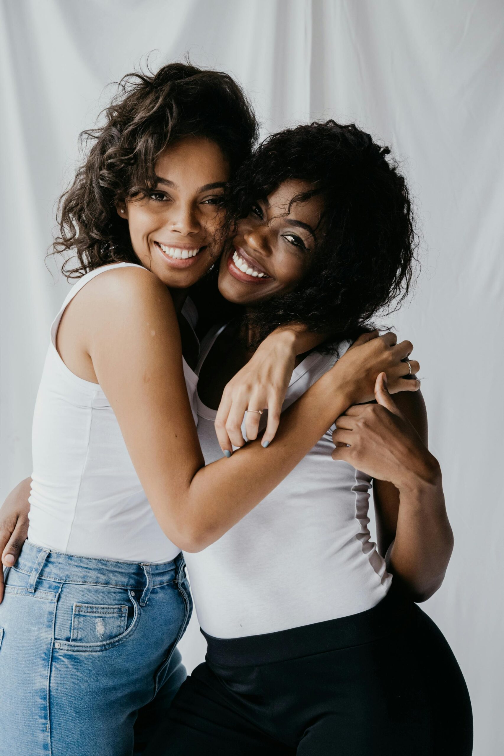 Friends showing why alumni programs are important in addiction recovery.