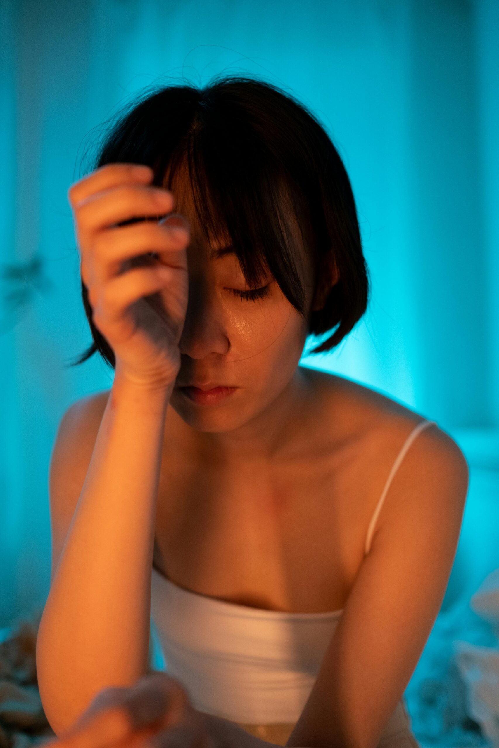 A woman learning about how alcohol addiction and genetics are related.