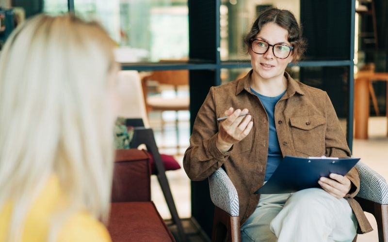 A therapist and female client at Luna Recovery